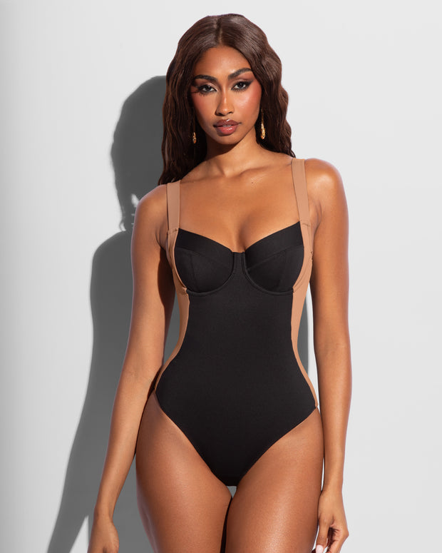 Front view of model wearing Lifty - Contour Black/Tawny